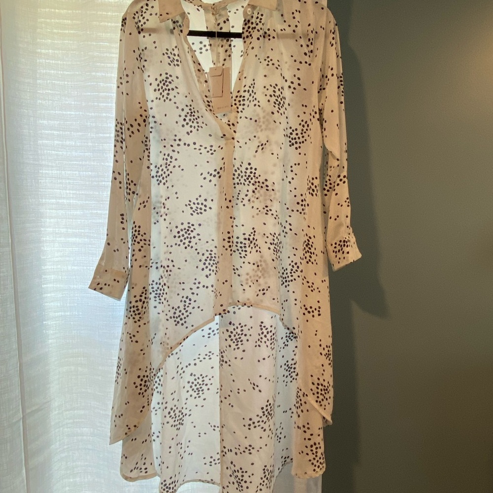Gorgeous top! Mid drift in the front with a flowing longer back.